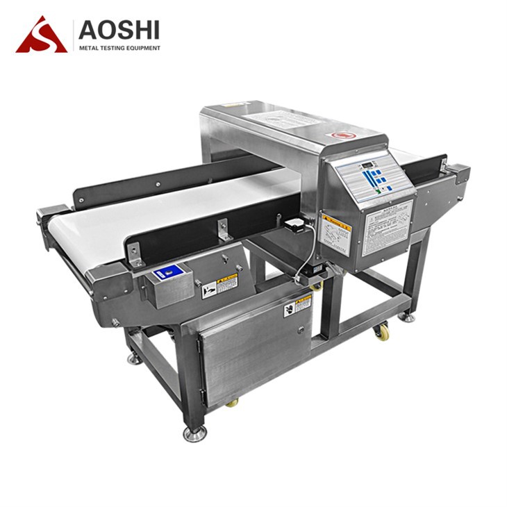 Detektor kovů zabalený v hliníkové fólii