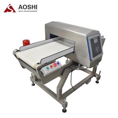 Detektor kovů dopravníkového typu